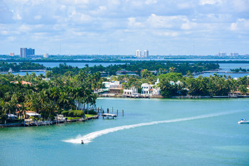 Naklejka premium Miami Beach. Aerial view of Rivers and ship canal. Tropical coast of Florida, USA.