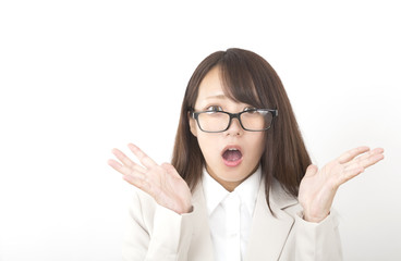 驚く女性