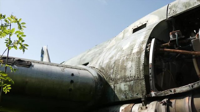 Relitto aereo abbandonato motori e fusoliera 