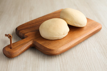 木のまな板にのせた 白パン