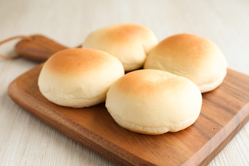 木のまな板にのせた 焼きたての白パン