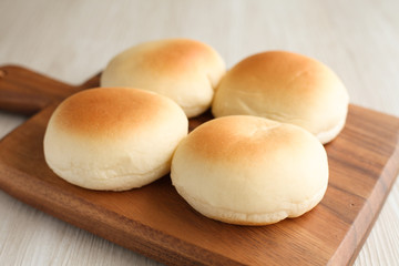 木のまな板にのせた 焼きたての白パン