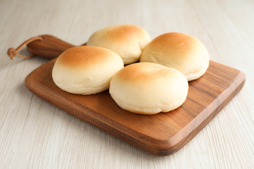 木のまな板にのせた 焼きたての白パン