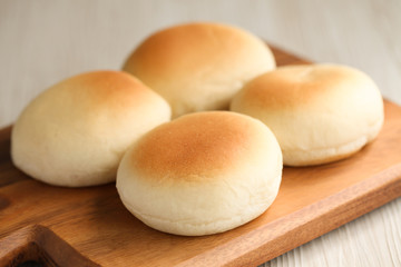 木のまな板にのせた 焼きたての白パン