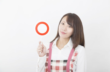 ○を出す　エプロン姿の女性