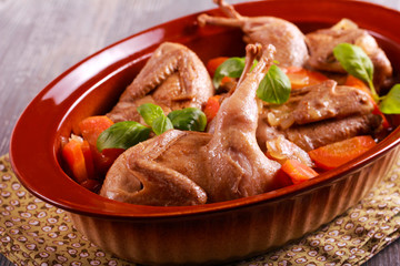 Braised quails with vegetables
