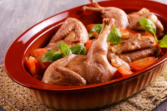 Braised quails with vegetables