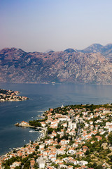 Naklejka premium the city at Bay, with red roofs