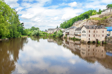 Fototapeta na wymiar Terrasson. La rivière Vézère dans la ville. Dordogne. Nouvelle Aquitaine