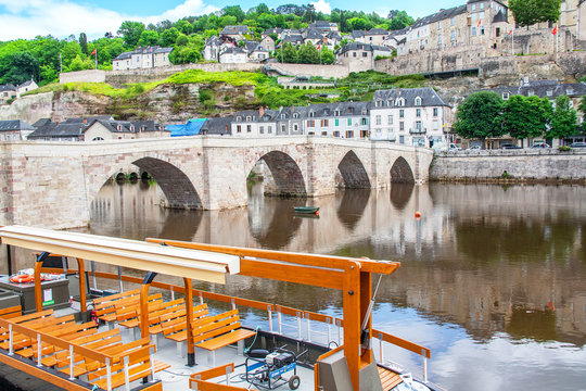 Terrasson. Gabare sur la V&eacute;z&egrave;re face au pont  neuf.  Dordogne. Nouvelle Aquitaine