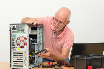 Fototapeta na wymiar man technician working on broken computer