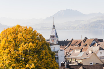 Fototapeta premium Stadt Zug, Stadt, Zug, Altstadt, Zytturm, Zugersee, See, Guggi, Rosengarten, Spazierweg, Alpen, Berge, Zentralschweiz, Herbst, Schweiz