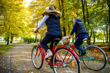 Obraz premium Healthy lifestyle - people riding bicycles in city park