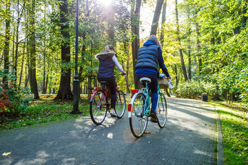 Naklejka premium Healthy lifestyle - people riding bicycles in city park