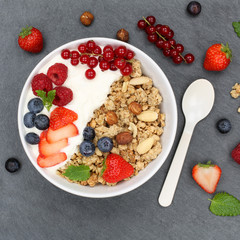 Müsli Frühstück Früchte Joghurt Erdbeeren Beeren Schale Schiefertafel Quadrat von oben