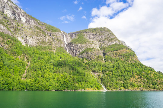 Beeindruckende Fjordlandschaft am Naeroyfjord in Norwegen