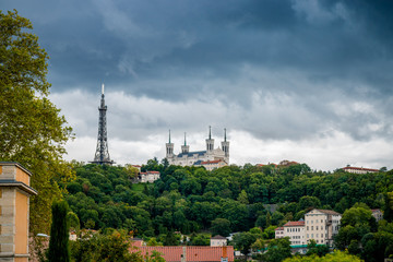 Naklejka premium Vue sur la colline de Fourvière à Lyon depuis le Fort Saint-Jean
