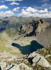 Aussicht auf einen Bergsee in den Alpen