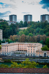 Obraz premium Vue sur la colline de Fourvière à Lyon depuis le Fort Saint-Jean