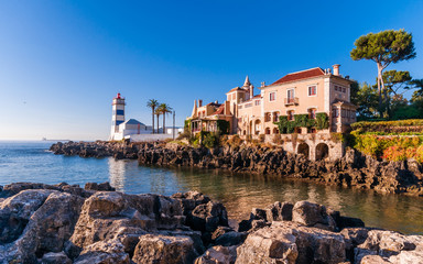 Der Leuchtturm (Farol de Santa Marta) und das Stadtmuseum in Cascais; Portugal