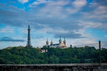 Obraz premium Vue sur la colline de Fourvière à Lyon