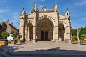Fototapeta na wymiar La Basilique Collégiale Notre Dame de Beaune