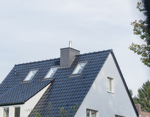 Dach eines Hauses mit Fenstern und Schornstein