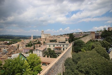 Fototapeta na wymiar The fortress wall and the old city of Girona