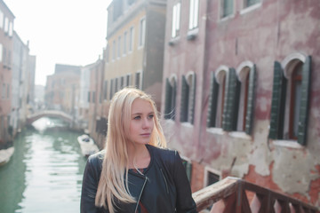 Plakat autumn in venice italy young girl
