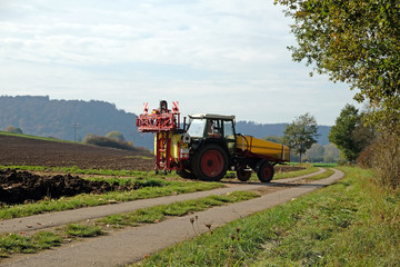 Fototapeta premium Landwirt beim Sprühen