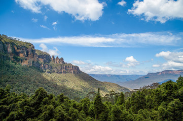 Fototapeta na wymiar The famous Three Sisters rock formation in the Blue Mountains National Park close to Sydney, Australia.