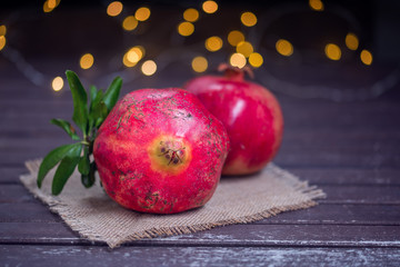 Zwei Granatapfel auf Holztisch