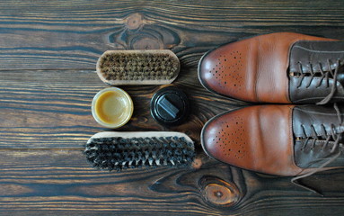 Męskie buty na drewnianym rustykalnym tle