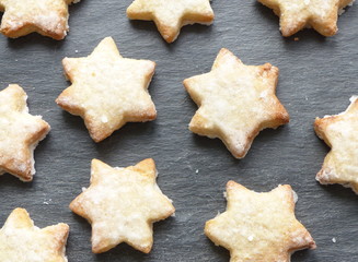 étoiles de noël,biscuits fait maison sur ardoise