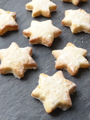 étoiles de noël,biscuits fait maison sur ardoise