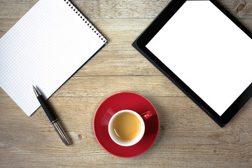Draufsicht mit Notizblock, Tablet und Textfreiraum