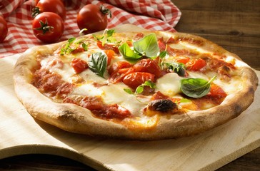 Pizza margherita maison aux tomates fraîches, mozzarella et basilic