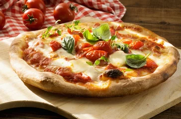 Fototapete Pizzeria Hausgemachte Pizza Margherita mit frischen Tomaten, Mozzarella und Basilikum