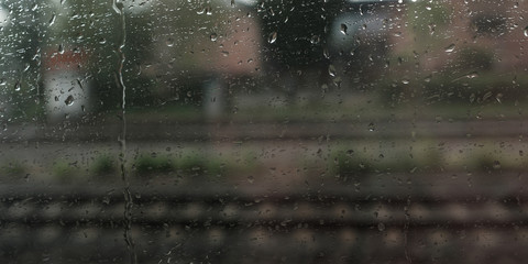Regentropfen am Fenster mit unscharfen Hintergrund