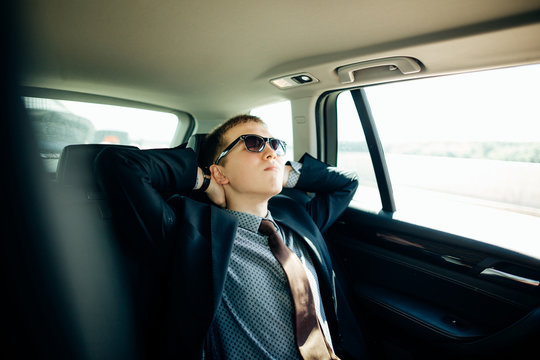 vehicle running self driving mode and a man driver being relaxed