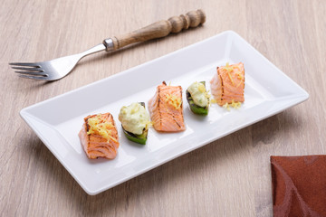 Lachs und Avocado geflammt mit Sauce und Zitronenzesten