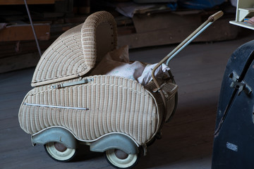 Puppenwagen und Puppenstube aus den 50iger Jahren