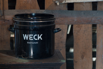 Kupferkessel und Töpfe auf einem Dachboden