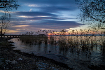 tramonto sul lago di garda, Castelnuovo del Garda, verona. tramonto romantico a Castelnuovo del Garda, verona, italia