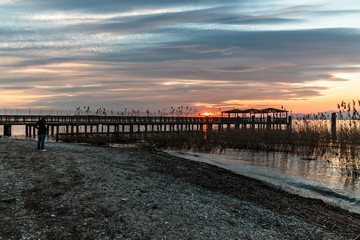 Fototapeta premium tramonto sul lago di garda, Castelnuovo del Garda, verona. tramonto romantico a Castelnuovo del Garda, verona, italia
