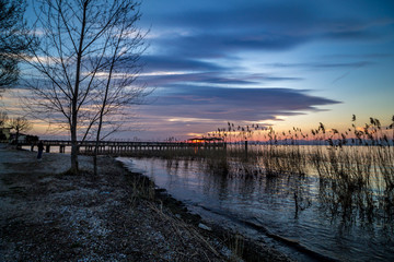 tramonto sul lago di garda, Castelnuovo del Garda, verona. tramonto romantico a Castelnuovo del Garda, verona, italia