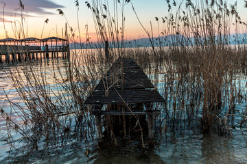 tramonto sul lago di garda, Castelnuovo del Garda, verona. tramonto romantico a Castelnuovo del Garda, verona, italia