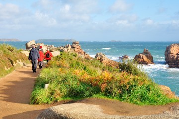 Randonneurs sur la côte de granit rose à Ploumanach