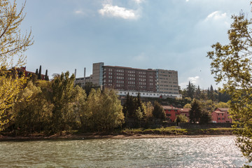 edificio con tante finestre vicino al fiume adige, Bussolengo verona. Ospedale Orlandi di Bussolengo