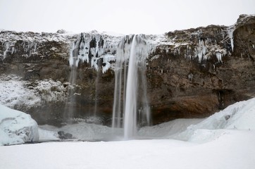 Fototapeta na wymiar アイスランド　セリャラントスフォス　南部観光　滝　裏見　絶景　冬 iceland island winter waterfall Seljalandsfoss 